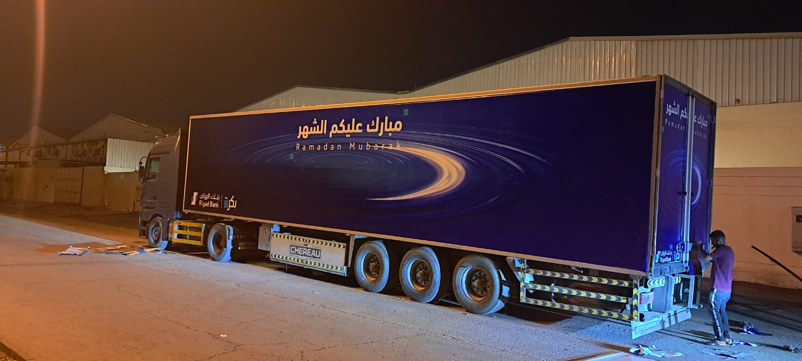 تركيب استكرات على السيارات